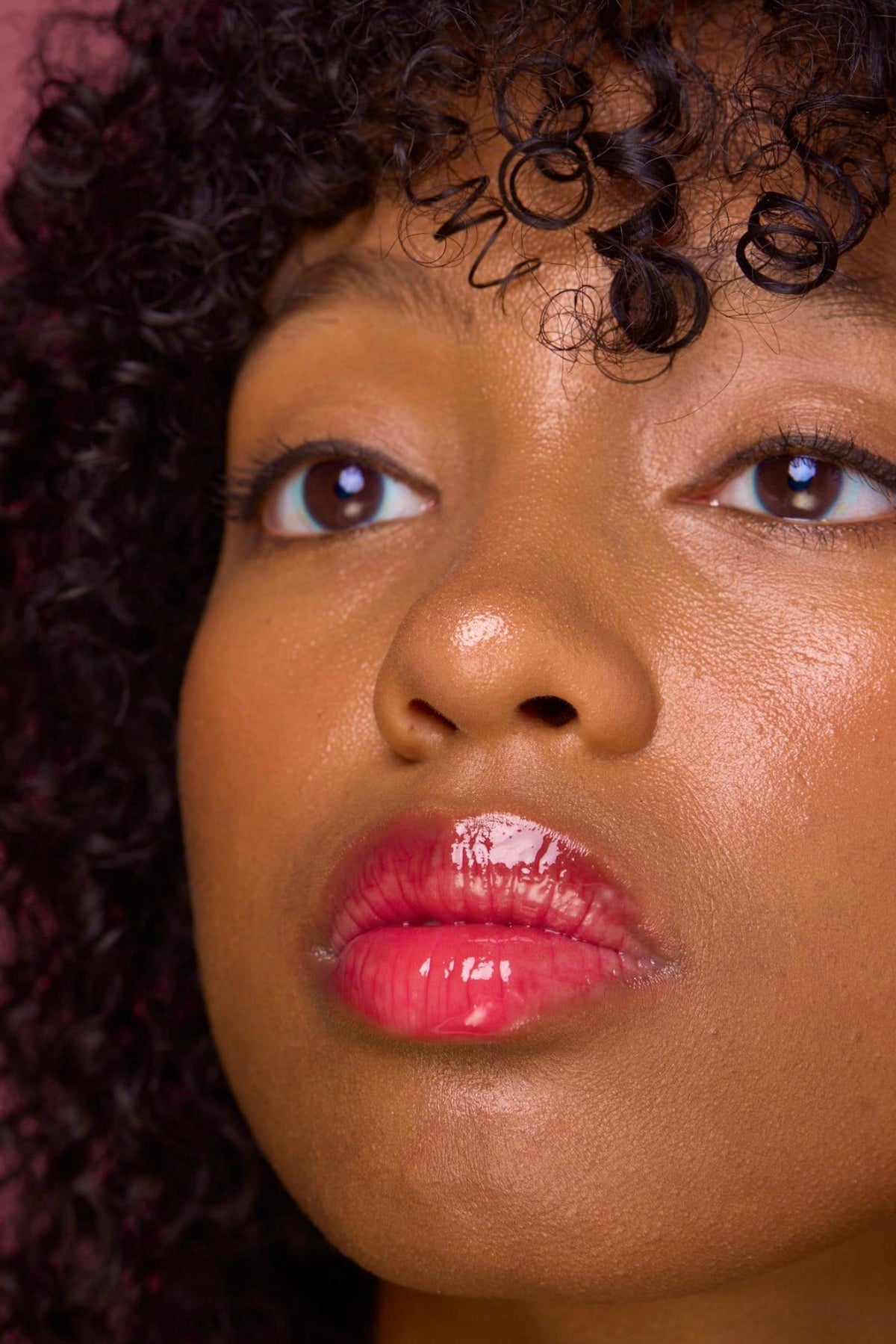 Cherry Charm Lip Gloss von Shardaria Beauty auf den Lippen