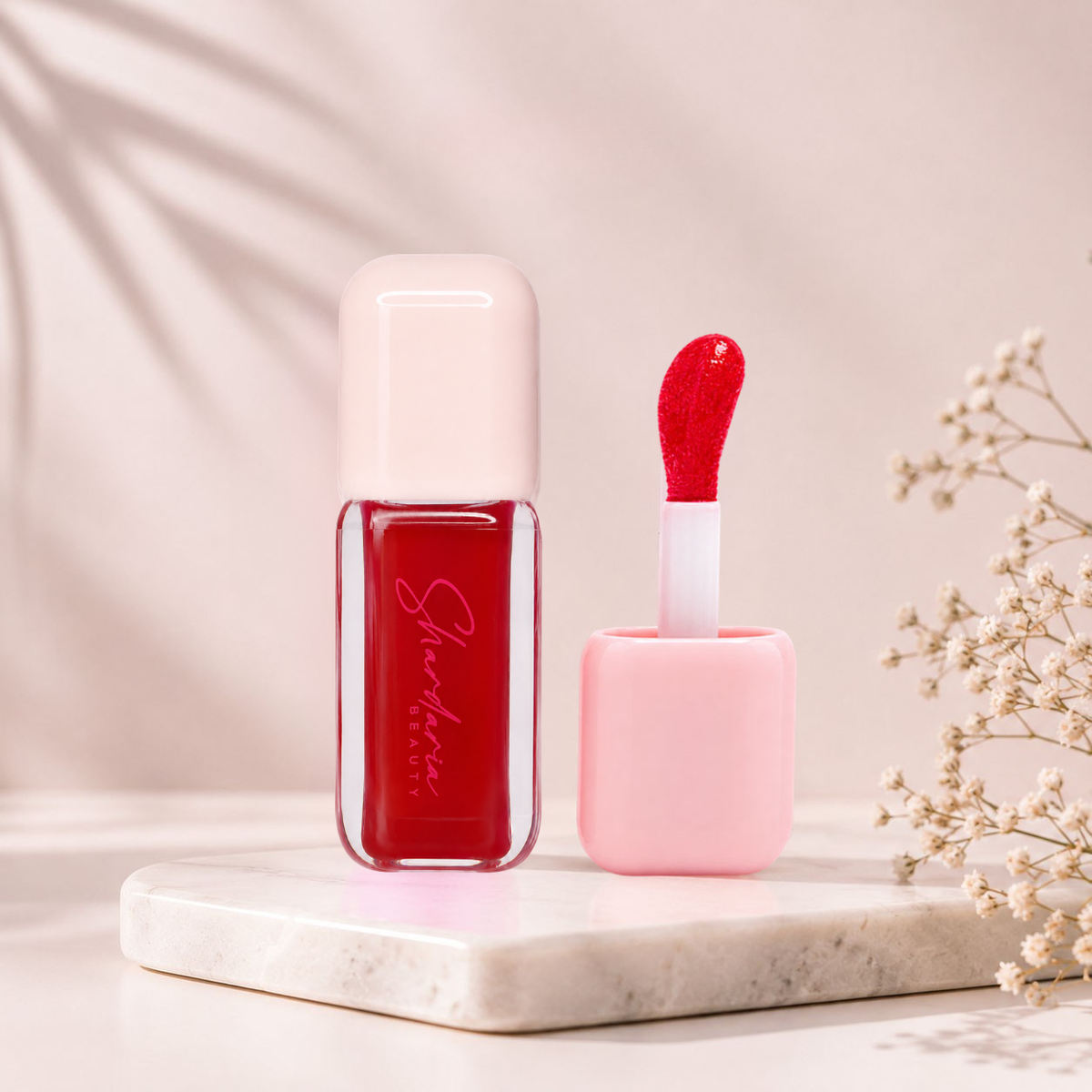 Cherry Charm Lip Gloss von Shardaria Beauty mit geöffnetem Applikator