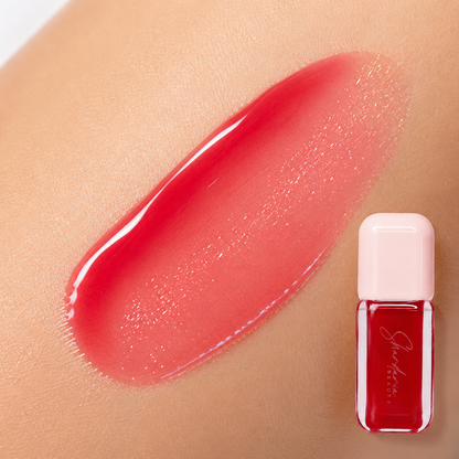 Cherry Charm Lip Gloss von Shardaria Beauty mit glänzendem roten Swatch