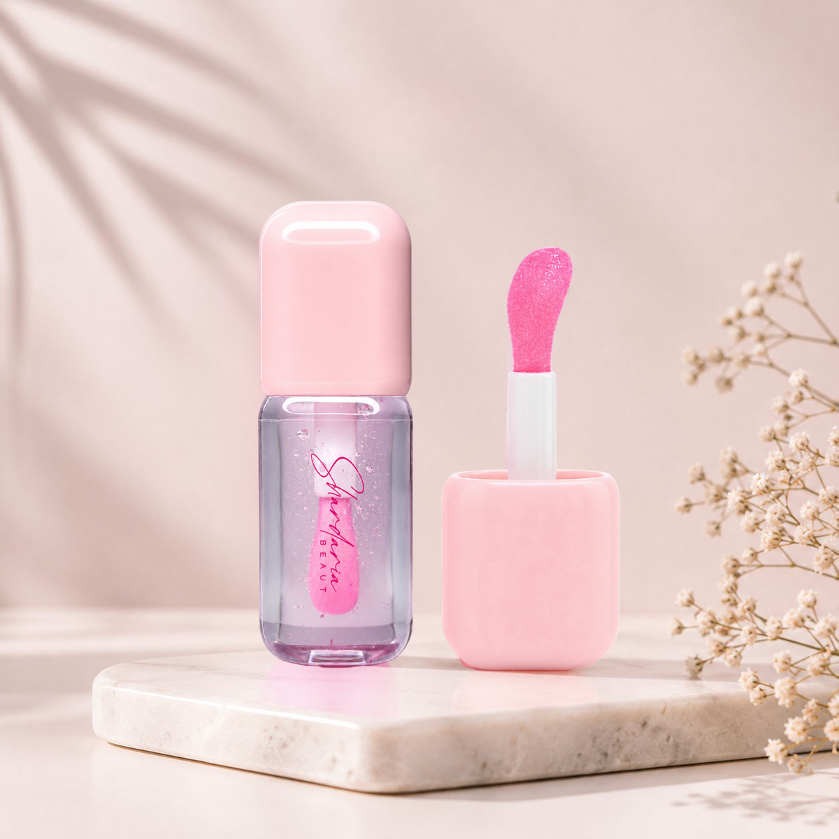 Crystal Kiss Lip Gloss von Shardaria Beauty mit geöffnetem Applikator