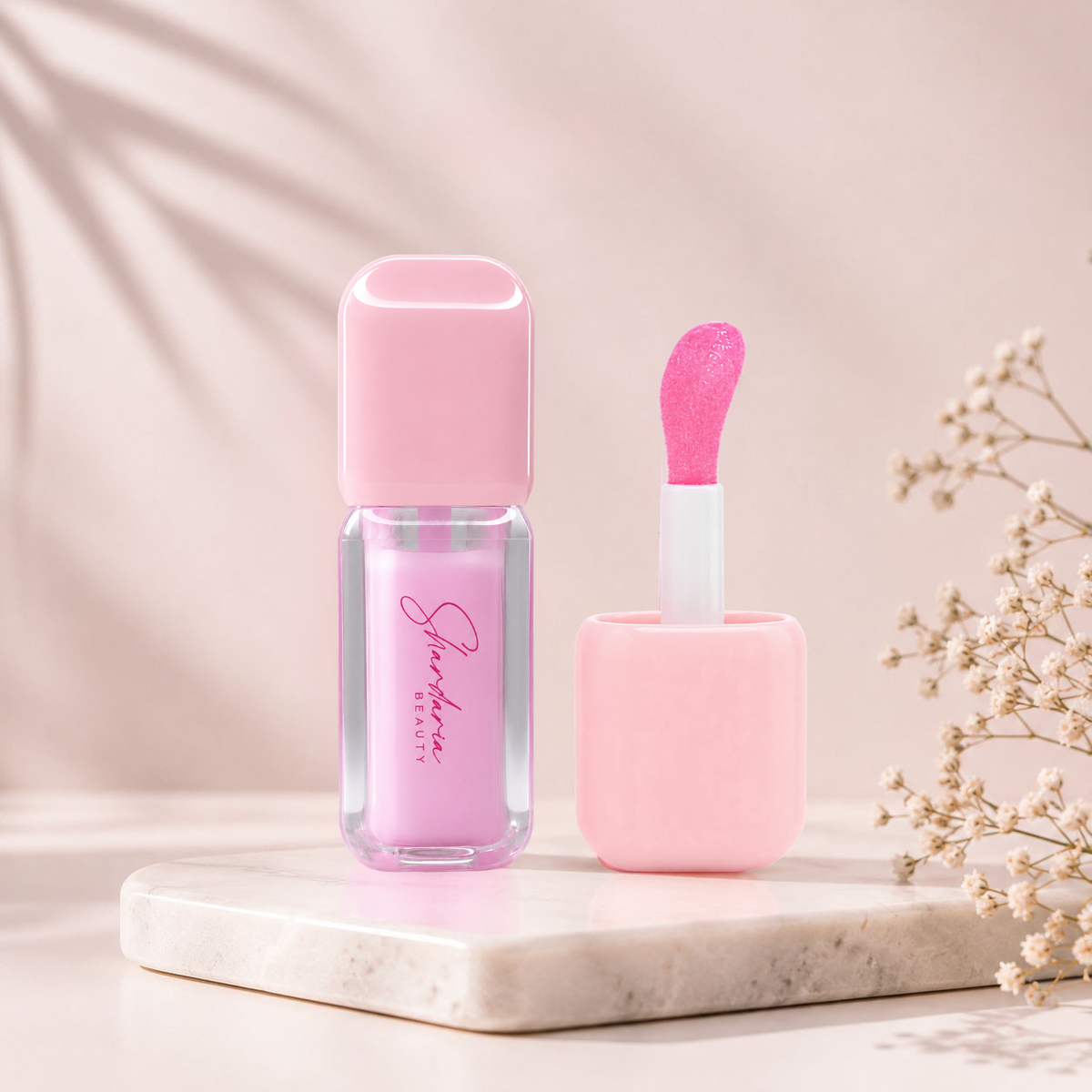 Rosy Glow Lip Gloss von Shardaria Beauty mit geöffnetem Applikator