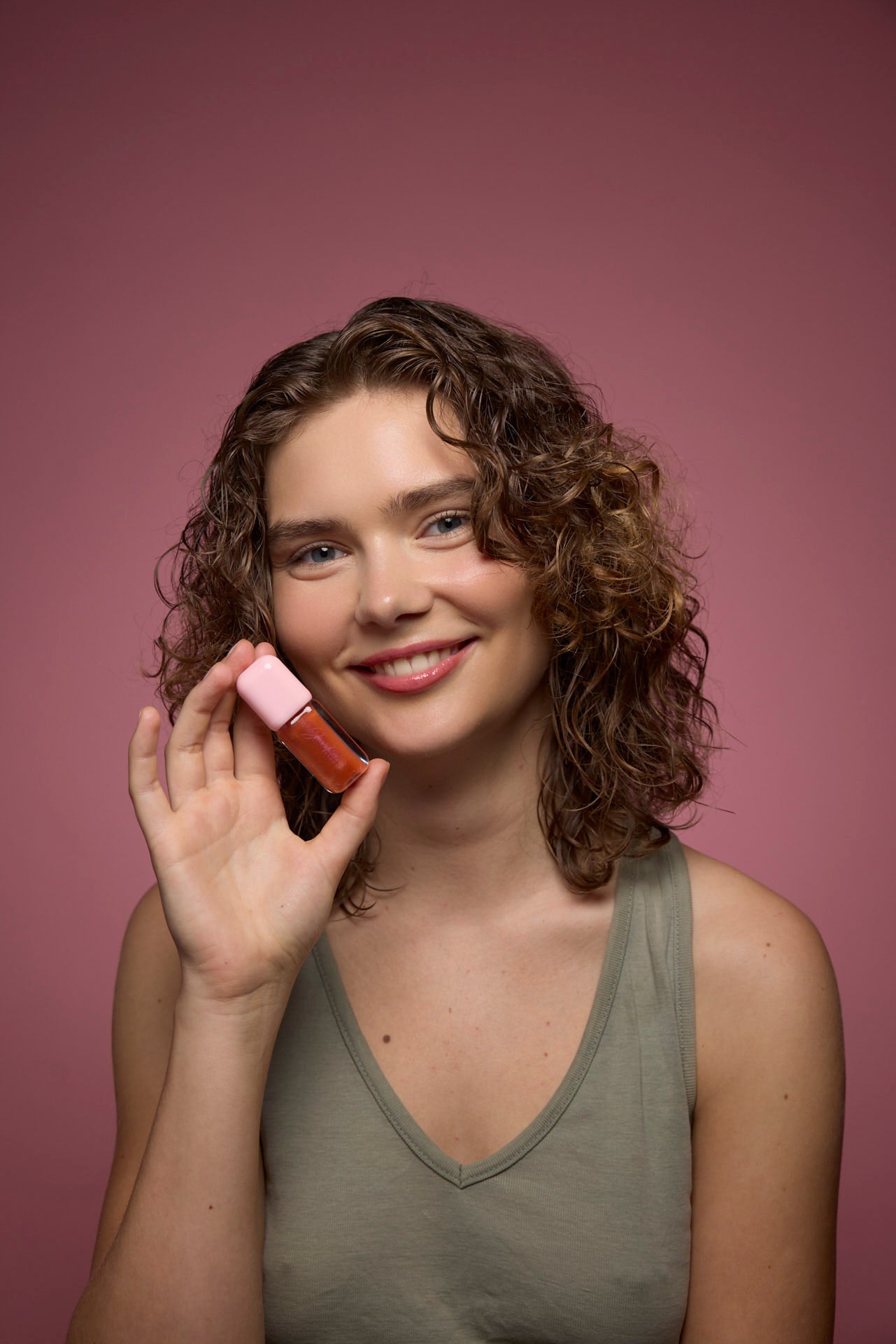 Shardaria Beauty Lipgloss Golden Spark – Glitzer-Look am Model